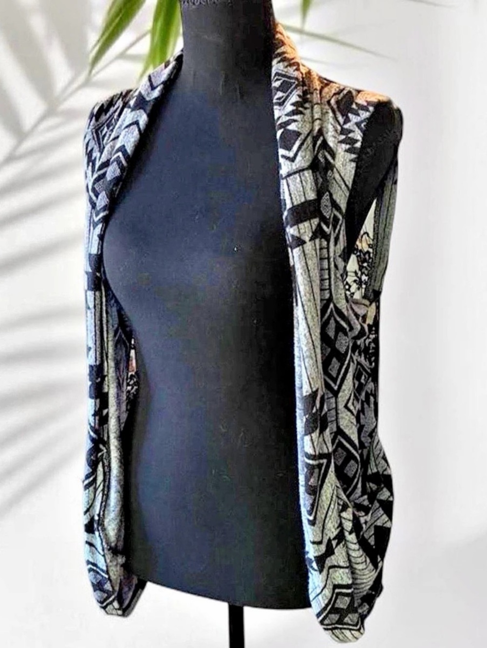 No Boundaries Women's Geometric Lace-Back Vest Size Large Like New